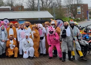 Eindrücke vom Easter Ride mit den Menschen in Hasenkostümen, die an dem Event teilnehmen