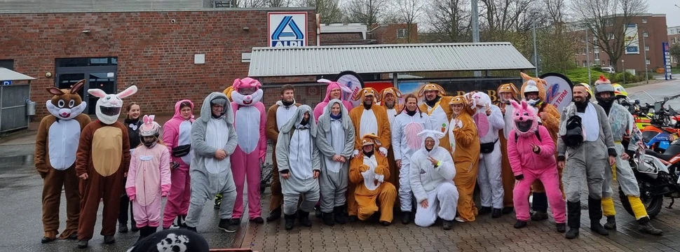 Eindrücke vom Easter Ride mit den Menschen in Hasenkostümen, die an dem Event teilnehmen