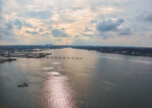 Die Kieler Innenförde aus der Luft bei Hasselfelde aus gesehen mit dem Hinweis, dass in der Ostsee entstehen bei Hitze Bakterien, die für offene Wunden gefährlich sein können