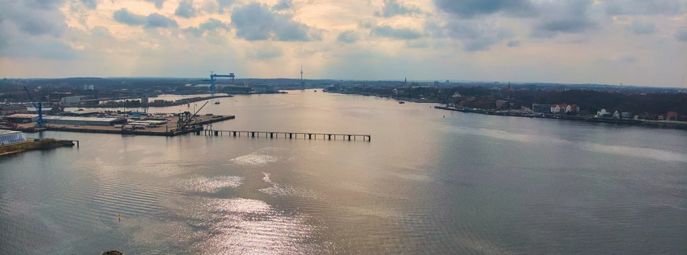 Die Kieler Innenförde aus der Luft bei Hasselfelde aus gesehen mit dem Hinweis, dass in der Ostsee entstehen bei Hitze Bakterien, die für offene Wunden gefährlich sein können