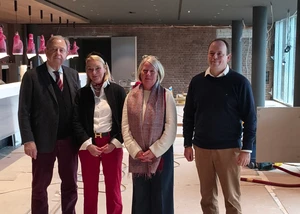 Vier Menschen in der derzeitig noch im Bau befindlichen Bar des Fördefoyers im Konzerthaus am Kieler Schloss