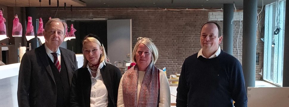 Vier Menschen in der derzeitig noch im Bau befindlichen Bar des Fördefoyers im Konzerthaus am Kieler Schloss