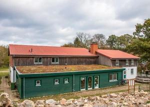 Das Eiszeitmuseum in Lütjenburg Ein Haus mit einem roten Dach und einem grünen Anbau, der ebenfalls ein rotes Dach hat, und in dem sich ein Museum zum Thema "Eiszeit" befindet