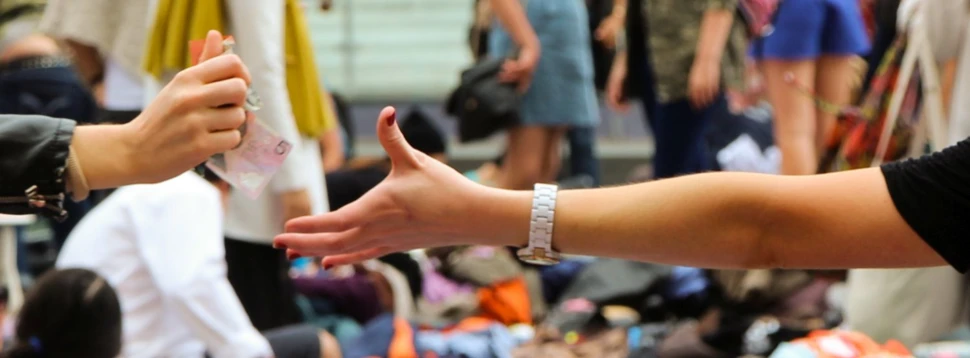 Menschen auf einem Flohmarkt, die gerade miteinander verhandeln