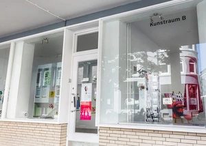 Die bisherigen Räumlichkeiten des Kunstraum B in der Wilhelminenstraße Ein Gebäude mit weißen Fensterrahmen und der Aufschrift "Kunstraum B"