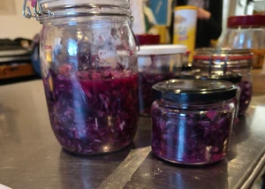 Fermentierter Rotkohl in einem Glas mit Drahtverschluss auf einem Tisch