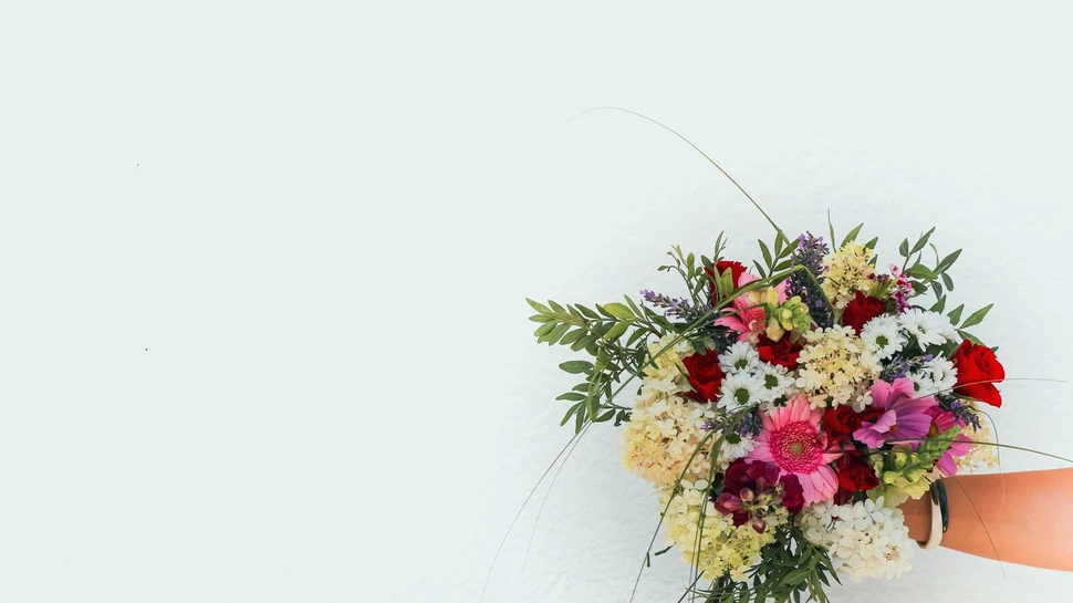 Eine Person hält einen Blumenstrauß