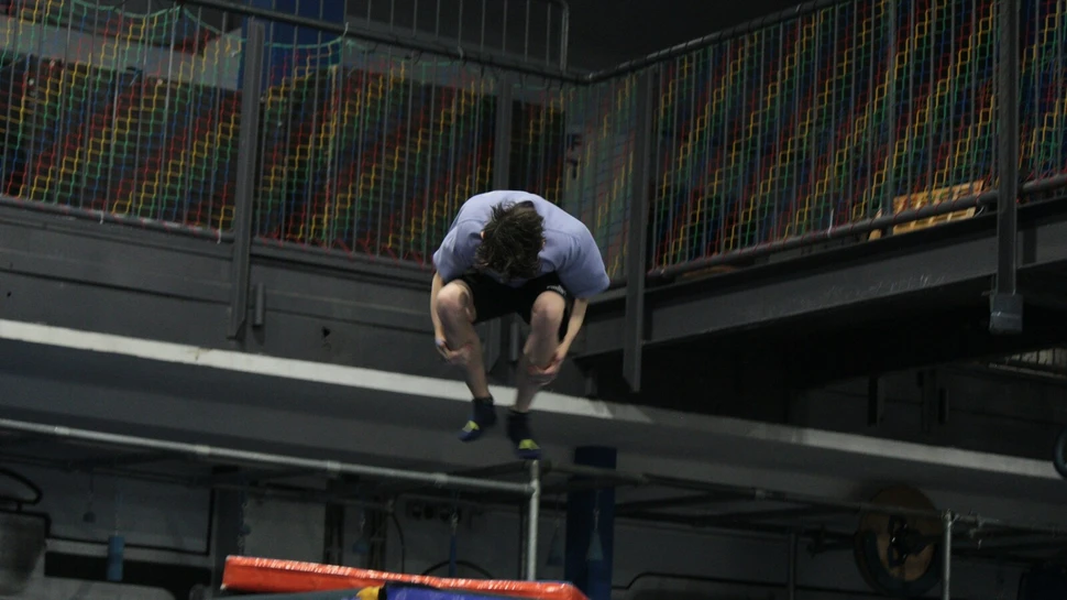 Mann springt auf einem Trampolin