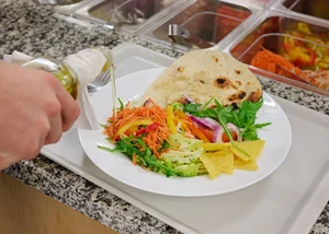 Das Studentenwerk SH möchte eine klimafreundliche Ernährung in der Mensa fördern, © Studentenwerk SH / Timo Wilke