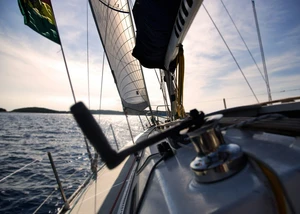 Deck eines Segelbootes auf See