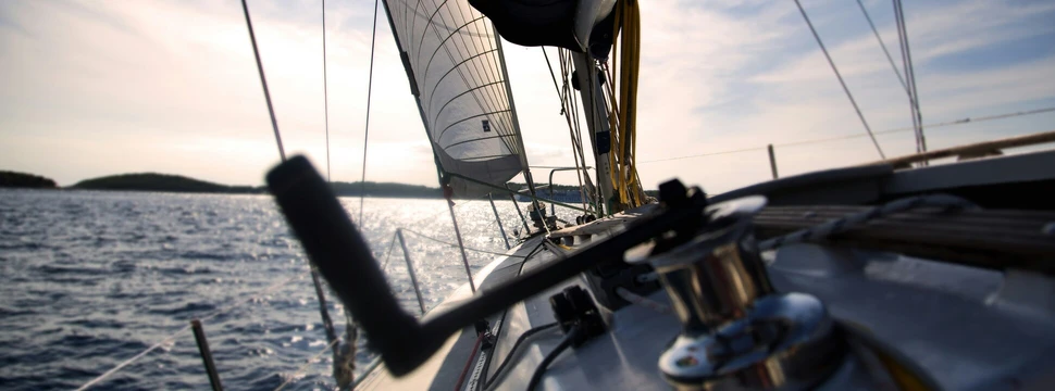 Deck eines Segelbootes auf See