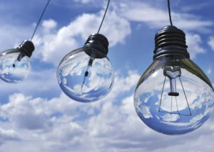 Energie sparen im Alltag Glühbirnen vor Himmelskulisse als Symbol fürs Stromsparen