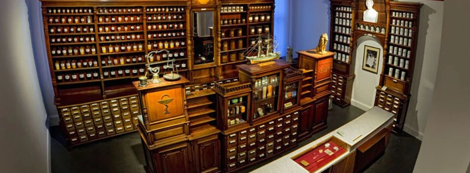 Offizin der Apotheke in Schiffbek, © Medizin- und Pharmaziehistorische Sammlung