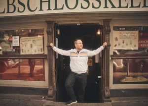 Daniel Schmidt im Eingang vom Elbschlosskeller