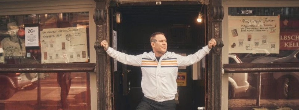 Daniel Schmidt im Eingang vom Elbschlosskeller