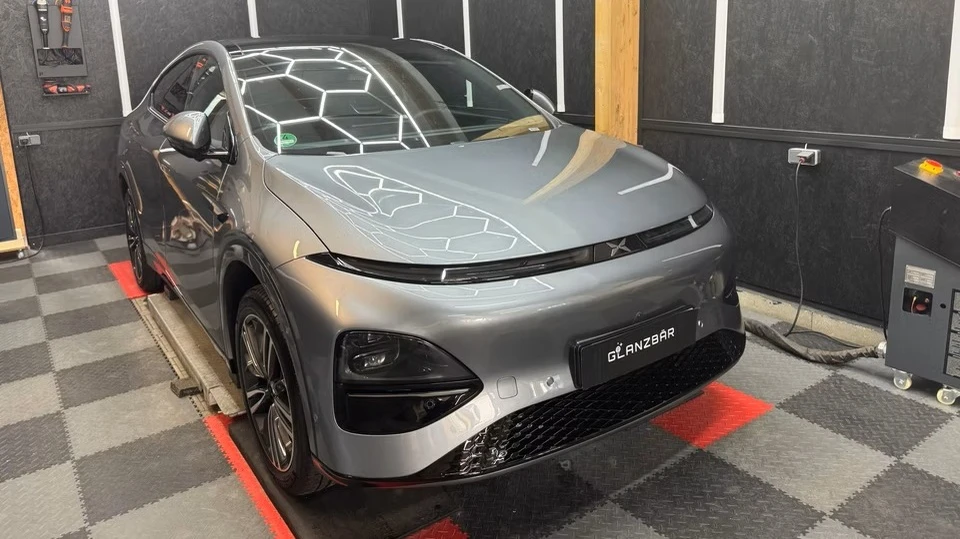 Glänzendes Fahrzeug in einer Halle