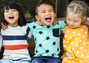 Mehrere Kinder, die zusammen am Lachen sind