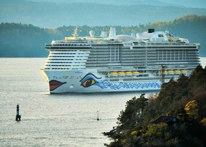 Kreuzfahrtschiff auf dem Wasser