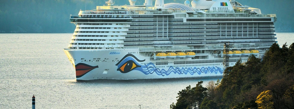 Kreuzfahrtschiff auf dem Wasser