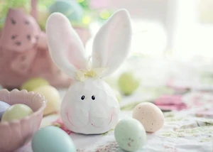 Gedeckter Tisch zu Ostern mit Eiern und einem Hasen aus Papier