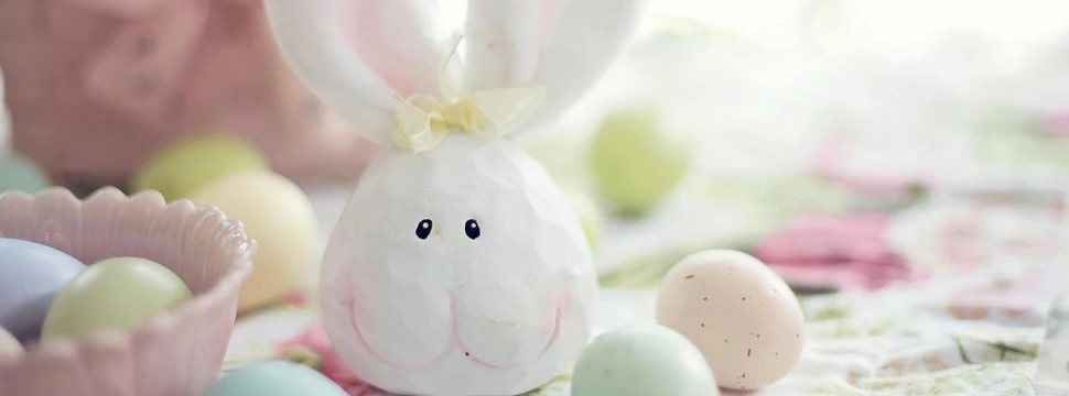 Gedeckter Tisch zu Ostern mit Eiern und einem Hasen aus Papier