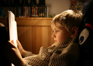 Lesendes Kind, © Simone Peter / pixelio.de