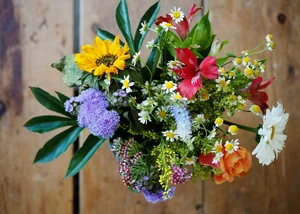 Verschiedene Blumen befinden sich in einer Vase. Das Foto wurde von oben aufgenommen.