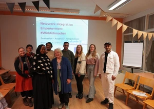 Mehrere Menschen vor einem Beamer bei einer Veranstaltung