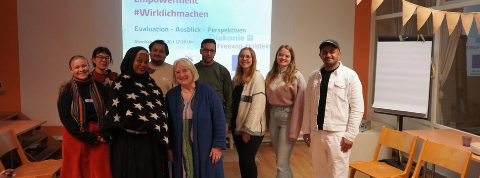 Mehrere Menschen vor einem Beamer bei einer Veranstaltung