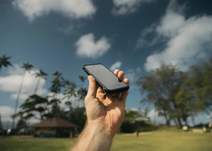 Hand mit Mobiltelefon