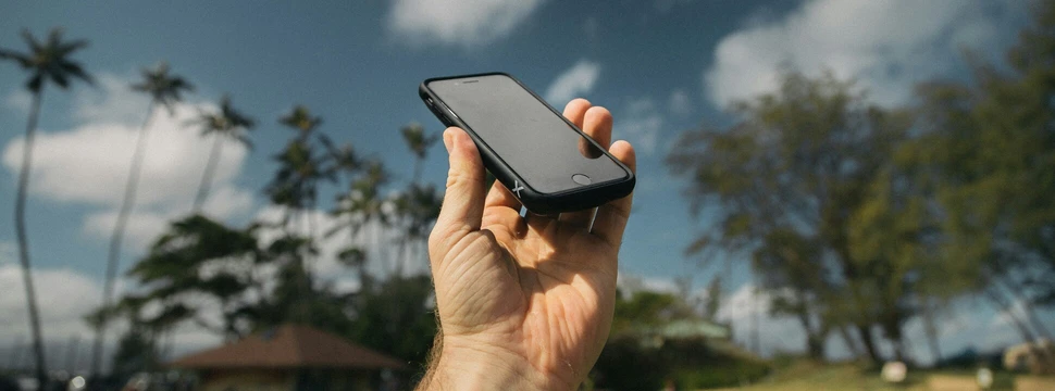 Hand mit Mobiltelefon
