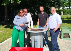 Vier Menschen bei der Vorstellung des neuen Grillplatzes am Falckensteiner Strand, der hoffentlich ordentlich genutzt wird