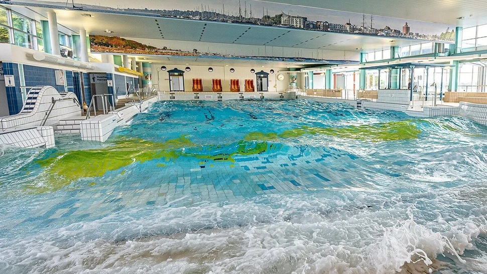 Das Wellenbacken vom Meerwasser-Wellenbad in Eckernförde vom Beckenrand aus gesehen