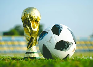 goldene Trophäe und ein Fußball