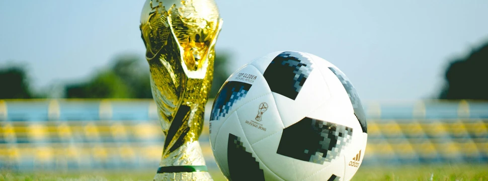 goldene Trophäe und ein Fußball