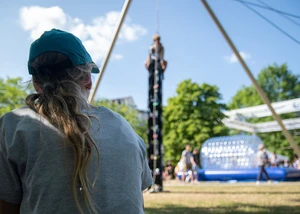 Der Schlossgarten während der Kieler Woche, gefüllt mit allerlei Aktivitäten für die ganze Familie