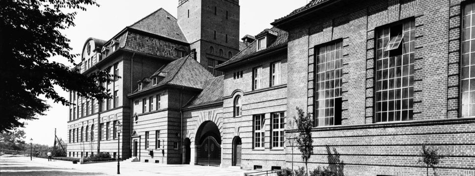 schwarz-weiß Foto der technischen Marineschule in Kiel