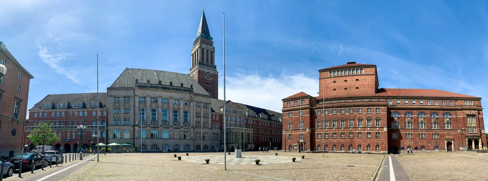 Im Kieler Rathaus werden die Verwaltungsentscheidungen getroffen Platz umrahmt von einem Opernhaus und Häusern mit Turm