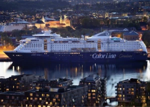 Die "Color Fantasy" im nächtlichen Stadthafen Großes Kreuzfahrtschiff "Color Fantasy" bei Nacht im beleuchteten Stadthafen
