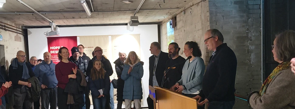 Mehrere Menschen in den Räumlichkeiten des Bunker-D in Kiel bei einer Ausstellungseröffnung