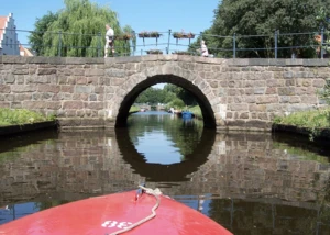 Eine Brücke aus Steinen in Friedrichstadt, die über eine Gracht in der Innenstadt führt