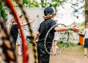 Kinder haben einen Hula Hoop Reifen auf dem Arm