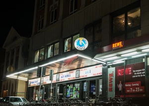 Der Eingangsbereich des Studio Filmtheaters mit LED Leuchten, © Studio Filmtheater / Philipp Tonn