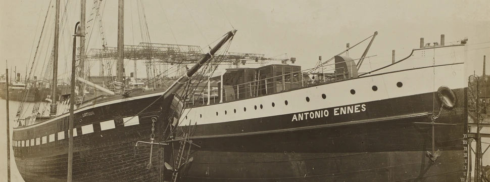 Die Schiffe "Latvia“ und „Antonio Ennes" auf der Werft von Stocks & Kolbe. Im Hintergrund die Howaldtswerke auf der anderen Seite der Flussmündung, © Stadtarchiv Kiel