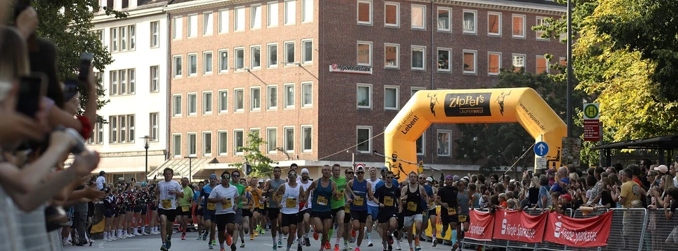 Der Start vom Kiel.Lauf 2024 Menschen, die an einem Marathon in der Kieler Innenstadt teilnehmen