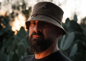 Der Musiker Gentleman vor Bäumen mit der untergehenden Sonne im Hintergrund