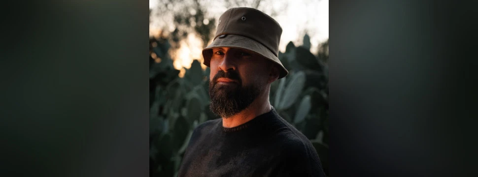 Der Musiker Gentleman vor Bäumen mit der untergehenden Sonne im Hintergrund
