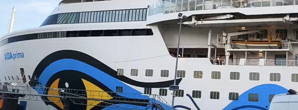 Ein Schiff mit einem aufgemalten Auge im Kieler Hafen