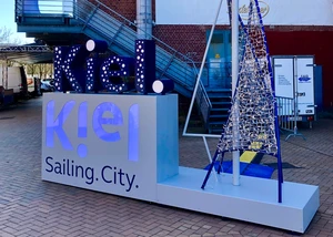 Kiel war Gaststadt der Stadtmarketingtage Installation mit Neonschrift stellt Segel einer Yacht dar