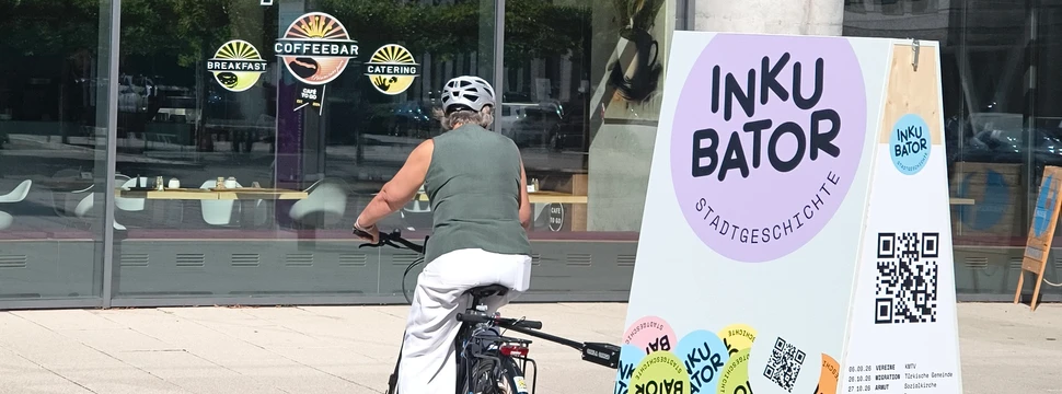 Der Fahrradanhänger, der die Informationen der Kieler Stadtgeschichte transportiert, im Einsatz